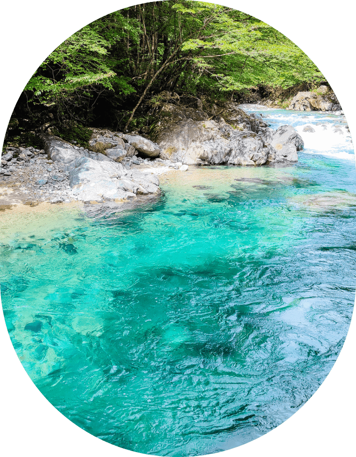 エメラルドグリーンの流れる川